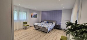 2 Schlafzimmer, Zimmersafe, Schreibtisch, Bügeleisen/Bügelbrett