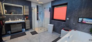 Hair dryer, bidet, towels, soap - 4 **** Holiday apartment "Zur Alten Burg" in Braunshorn in Hunsrück (Braunshorn)