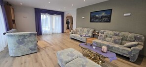 Televisio, kirjoja, tietokoneen näyttö