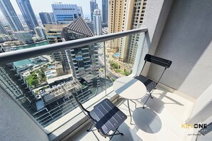 Deluxe appartement, gedeeltelijk uitzicht op zee | Balkon