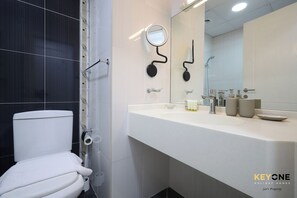 Deluxe Apartment, Partial Sea View | Bathroom