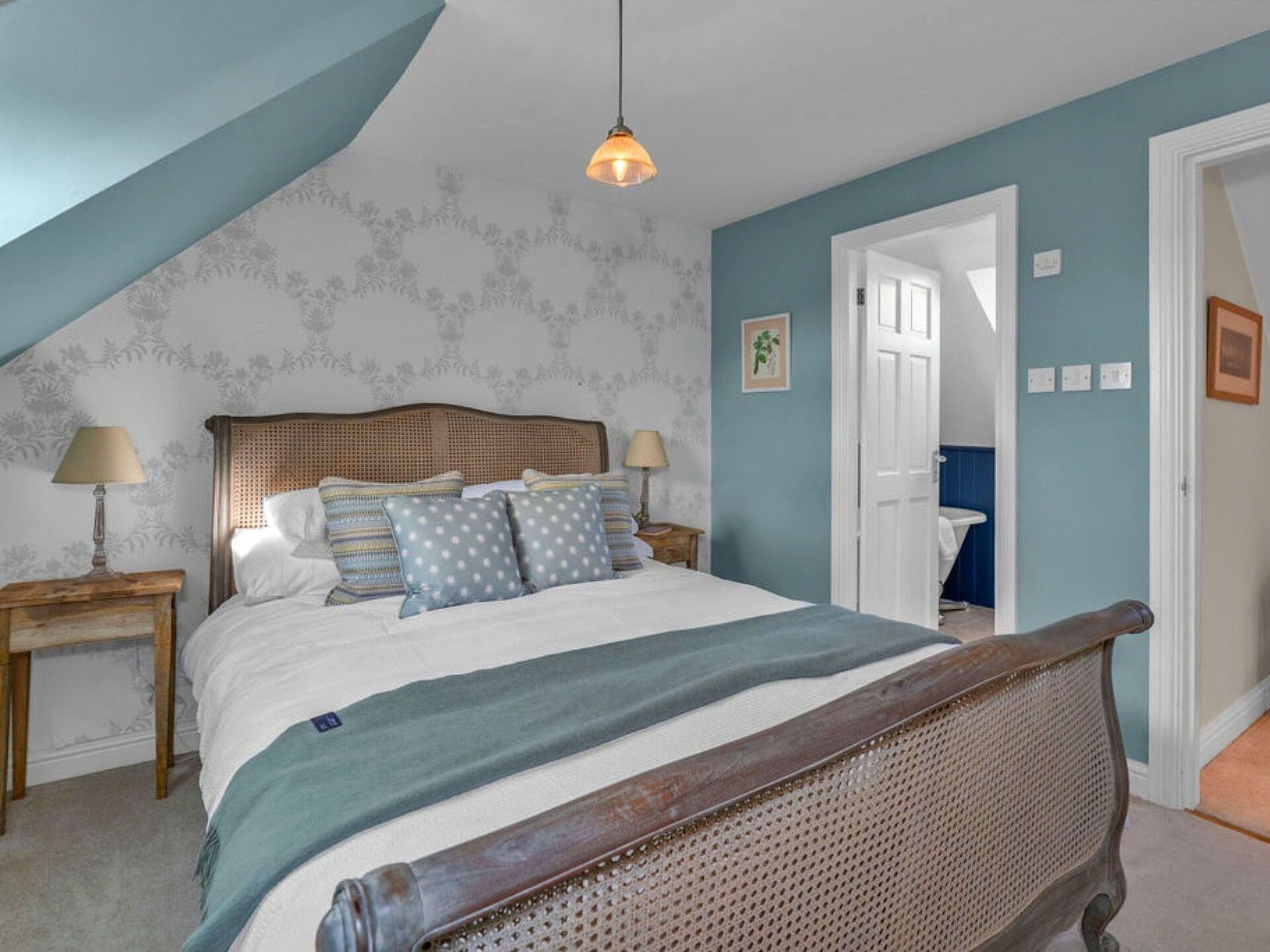 5 bedrooms, free WiFi, bed sheets