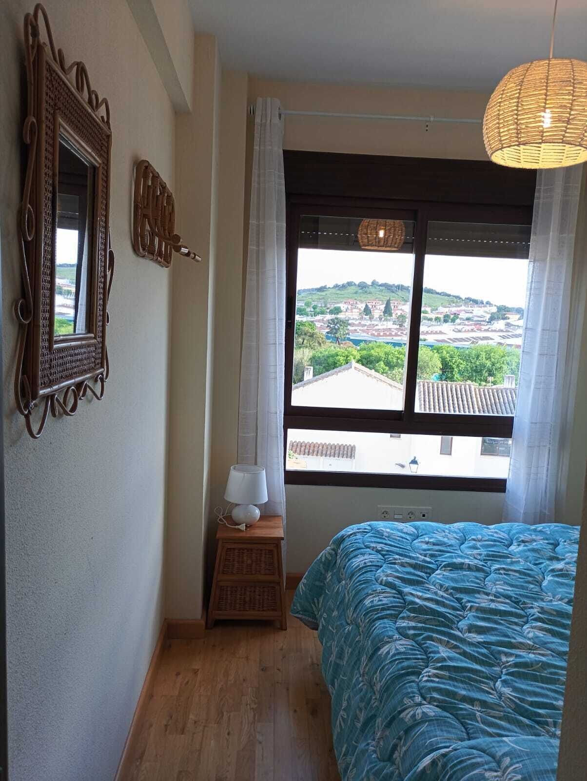 2 dormitorios, tabla de planchar con plancha, ropa de cama