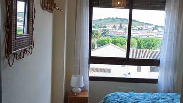 2 dormitorios, tabla de planchar con plancha, ropa de cama