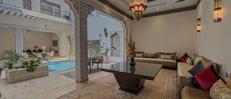 Coin salon dans le hall