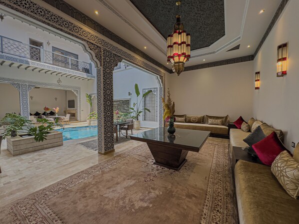 Lobby sitting area - Riad Tonaroz Gold (Marrakech)