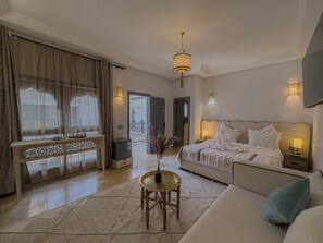 Minibar, wifi gratis y ropa de cama 