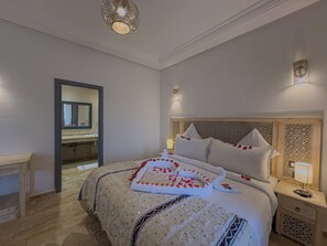 Chambre supérieure double, vue sur le jardin | Minibar, accès au Wi-Fi (inclus), literie fournie