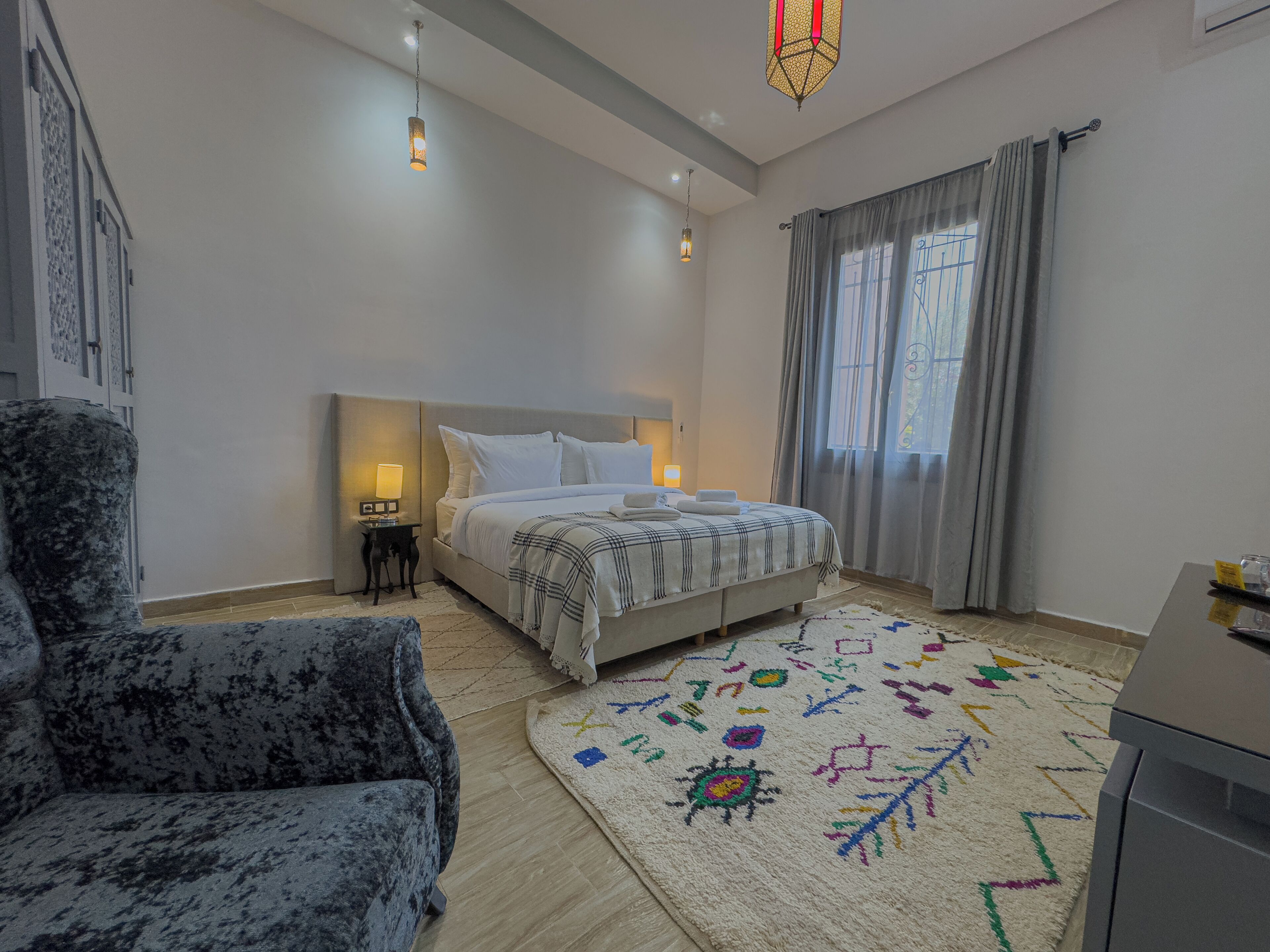 Habitación superior con 1 cama matrimonial o 2 individuales, patio, vista al jardín | Wifi gratis 