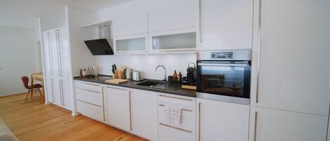 Kühlschrank, Mikrowelle, Ofen, Herdplatte