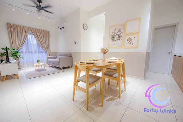 Comfort Apartment, Non Smoking, Mountain View | Living area