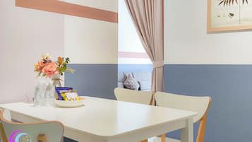 Eenvoudig appartement, niet-roken, uitzicht op stad | Dineerruimte