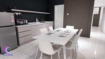 Una cocina moderna con comedor.