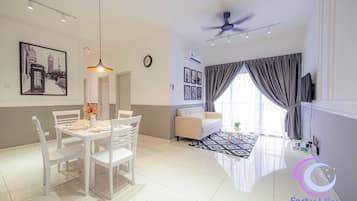 Appartement Classique, balcon, vue ville | Coin séjour
