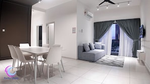 Apartament bàsic, balcó, vistes a la ciutat | Sala d'estar | Televisor de pantalla plana