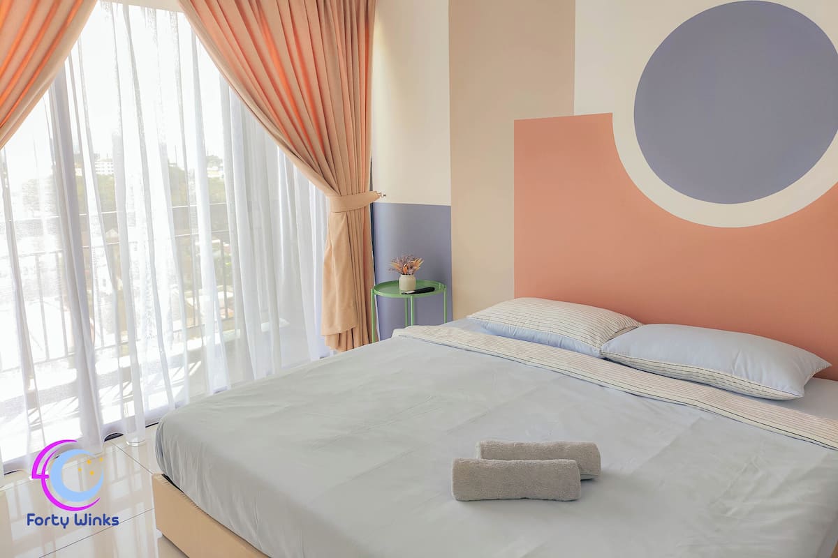 Estudio estándar, balcón, vista a la ciudad | Tabla de planchar con plancha y wifi gratis