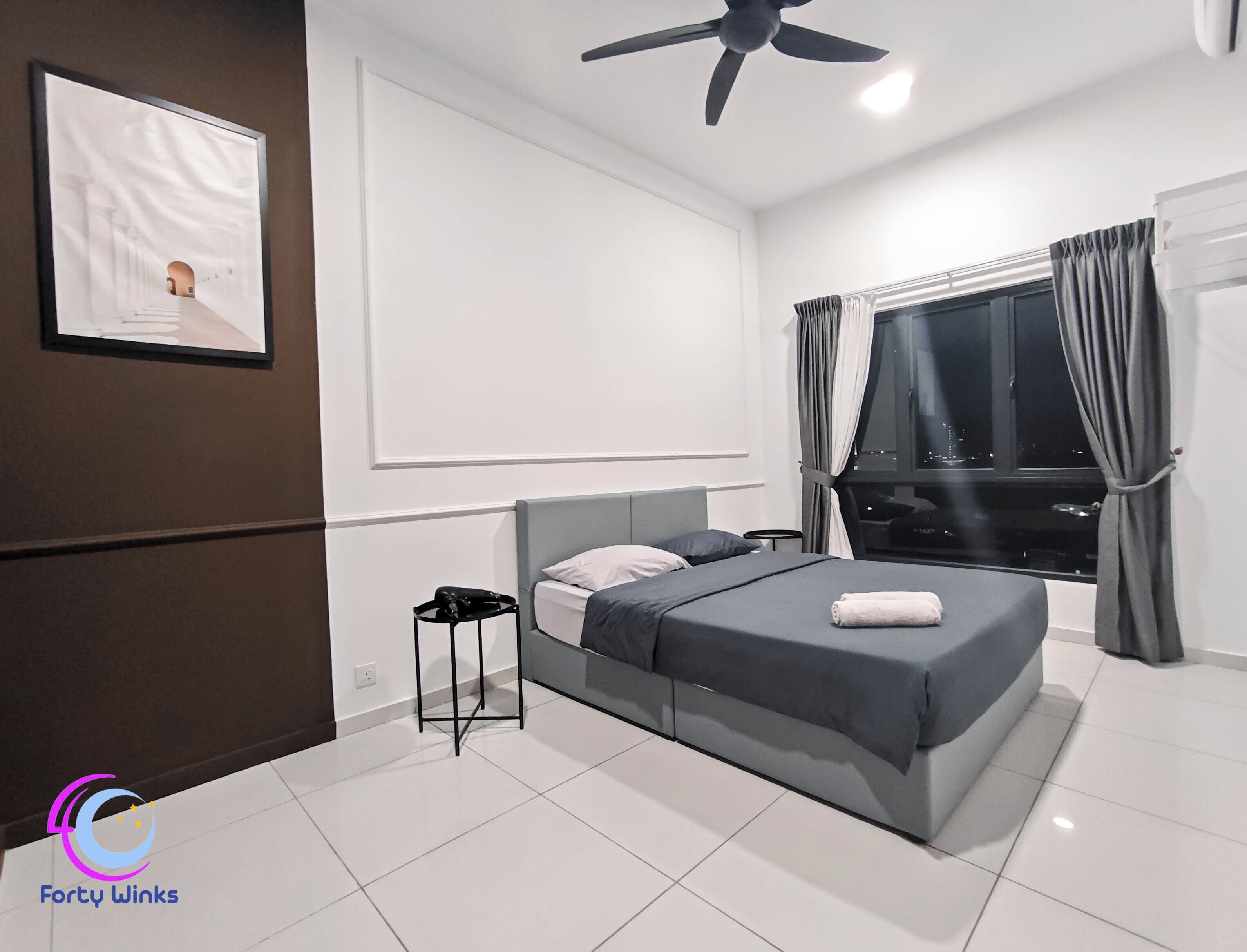 Apartament bàsic, balcó, vistes a la ciutat | Planxa i posts de planxar i wifi gratuïta 