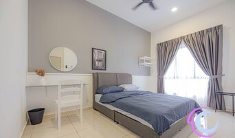 Un dormitorio moderno con cama, una silla, escritorio, espejo y ventana con cortinas.