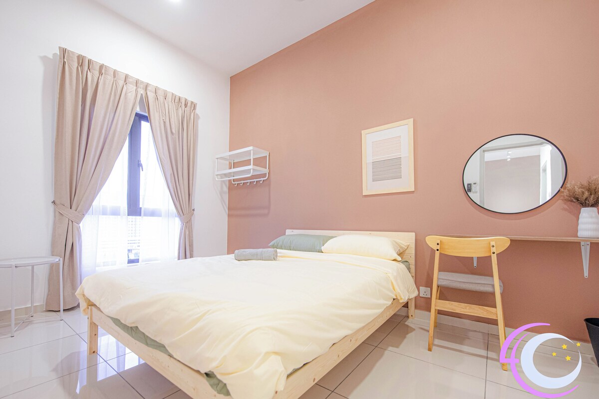Un dormitorio con cama, una silla, estante, espejo y ventana con cortinas.