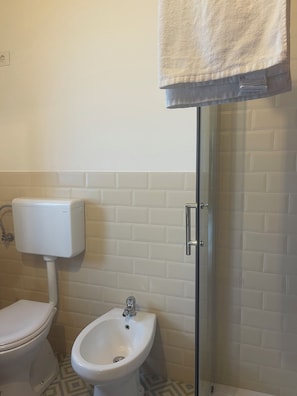 Asciugacapelli, bidet, asciugamani, sapone