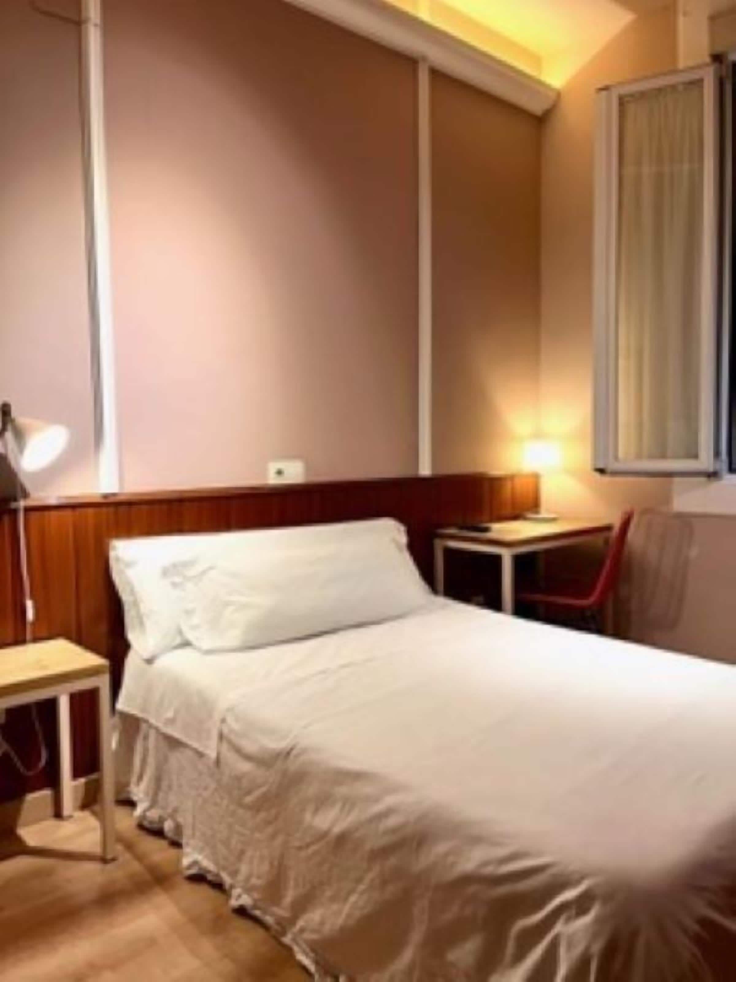 Single room with shared bathroom. | 다리미/다리미판, 무료 WiFi