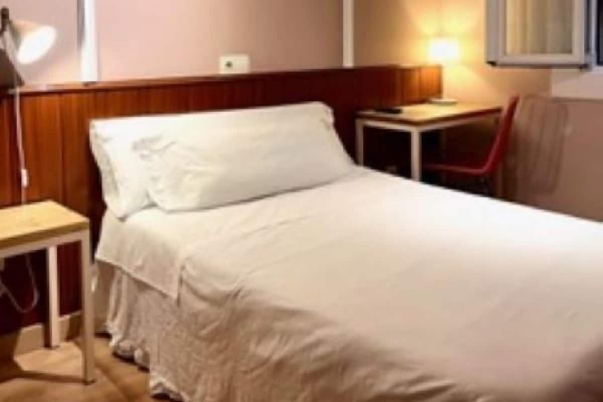 Single room with shared bathroom. | 다리미/다리미판, 무료 WiFi
