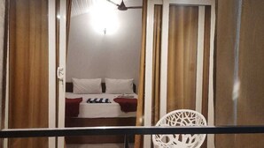 A room with a bed, a chair, and a window. - Casa Fiesta (Canacona)