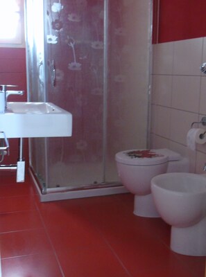 Basic-Doppelzimmer, 1 Doppelbett, Stadtblick | Badezimmer