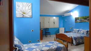 A room with two beds, a desk, and a chair. - Casa Da Pina B&B (Cabras)