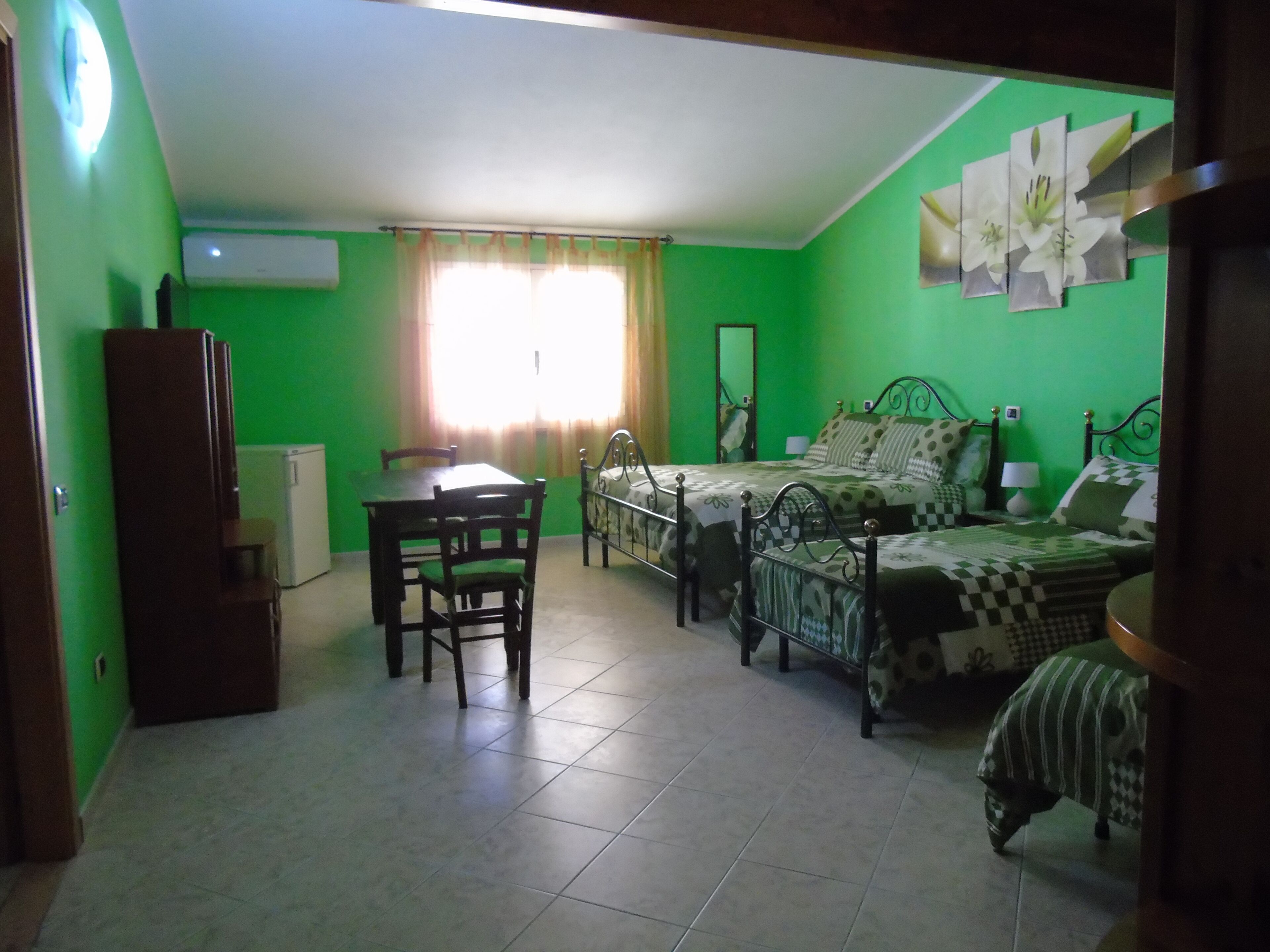 Vierbettzimmer, Stadtblick | Kostenloses WLAN, Bettwäsche