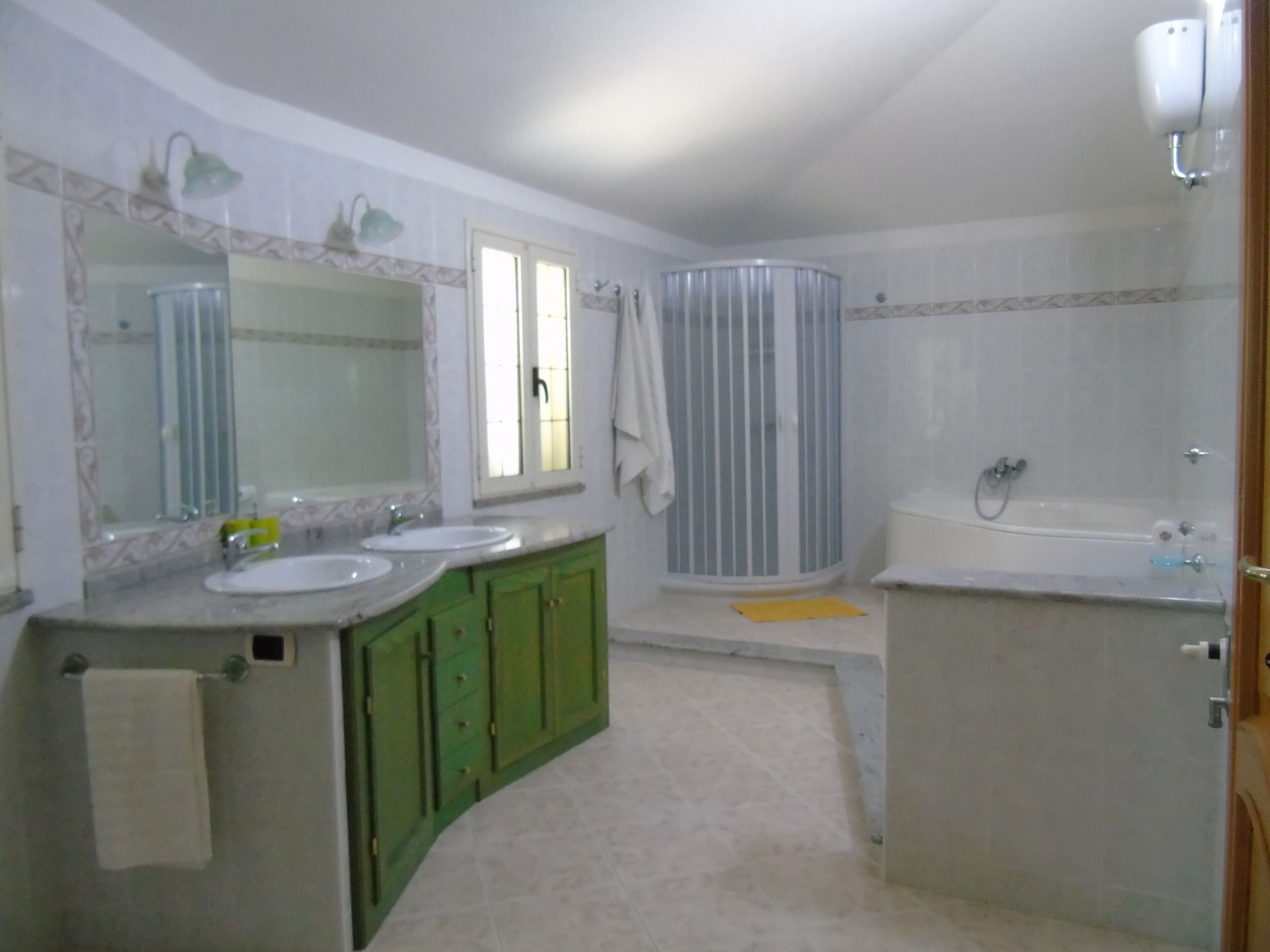 Chambre Quadruple, vue ville | Salle de bain