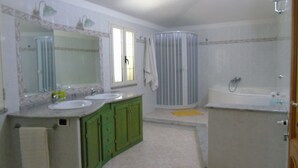 A bathroom with two sinks, a bathtub, and a shower. - Casa Da Pina B&B (Cabras)