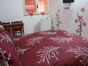 Basic-Doppelzimmer, 1 Doppelbett, Stadtblick | Kostenloses WLAN, Bettwäsche