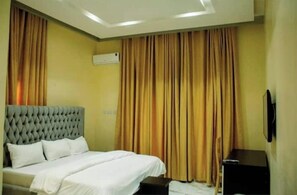 Iron/ironing board, WiFi, bed sheets - 6BDR Duplex in GRA Near Shoprite & Malls (Enugu)