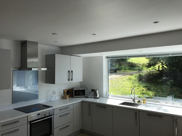 Fridge, microwave, oven, dishwasher - Oyster Boathouse on shores of Loch Tay (Aberfeldy)