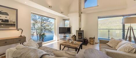 TV, DVD-spiller, bøker og stereoanlegg