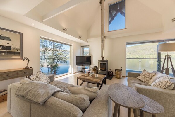 电视、DVD 播放器、书、立体声音响