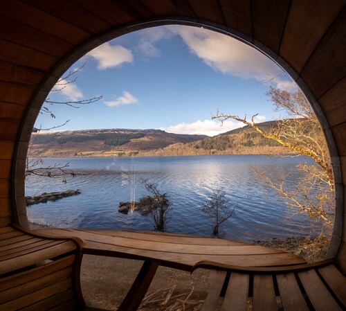 Stunning Boathouse with hot tub and sauna in Highland Scotland