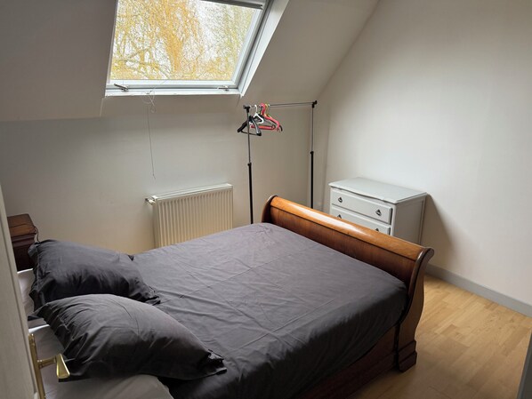 Iron/ironing board, internet, bed sheets
