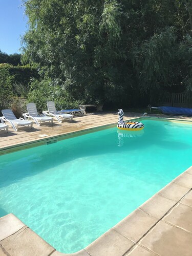 Ciderpress 6-bedroom house set in 1 hectare of gardens with pool and lake