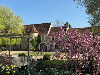 Ciderpress 6-bedroom house set in 1 hectare of gardens with pool and lake