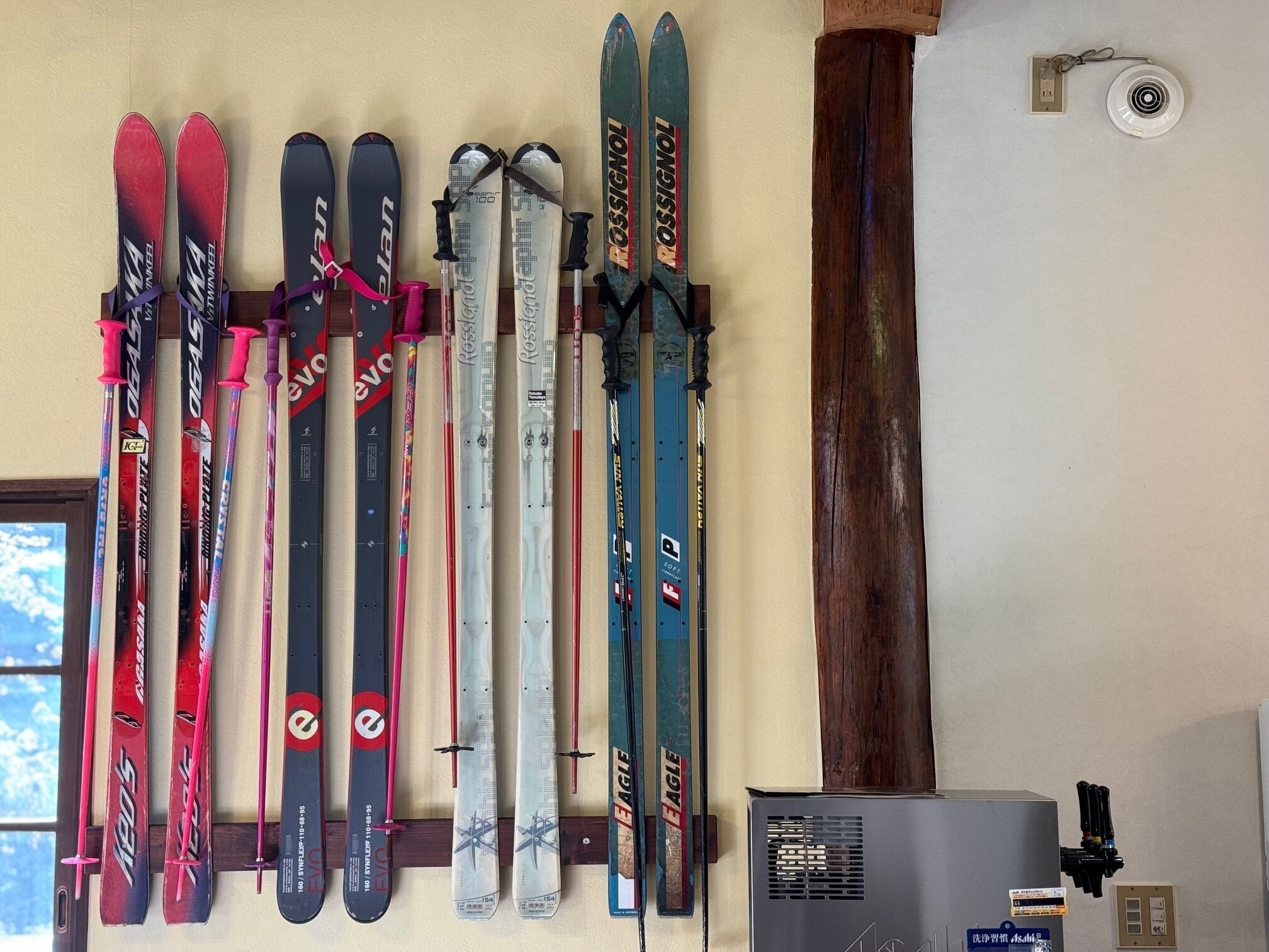 Un support mural pour ranger différents types de skis et de bâtons de ski.