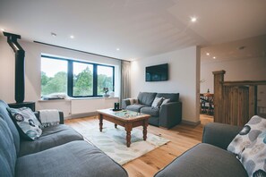 Smart TV, fireplace, table football, ping pong - 5* Organic Farmstay. Guided nature walks. Close to award winning beaches. (Braunton)