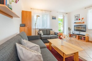 Télévision, lecteur de DVD, livres, chaîne hi-fi