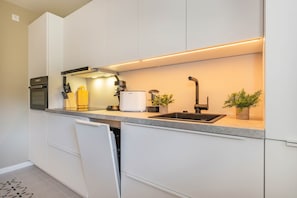 Réfrigérateur, micro-ondes, four, plaque de cuisson