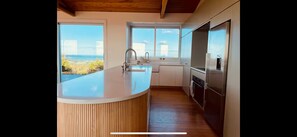 Microondas, horno, placa de cocina, lavavajillas