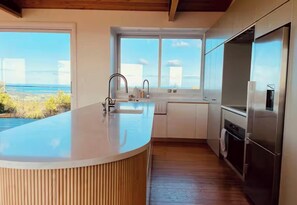 Fridge, microwave, oven, stovetop - Matakana View- Treetop retreat in Matakana (Whangaripo)