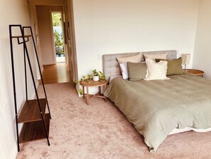 4 bedrooms, desk, iron/ironing board, free WiFi - Matakana View- Treetop retreat in Matakana (Whangaripo)
