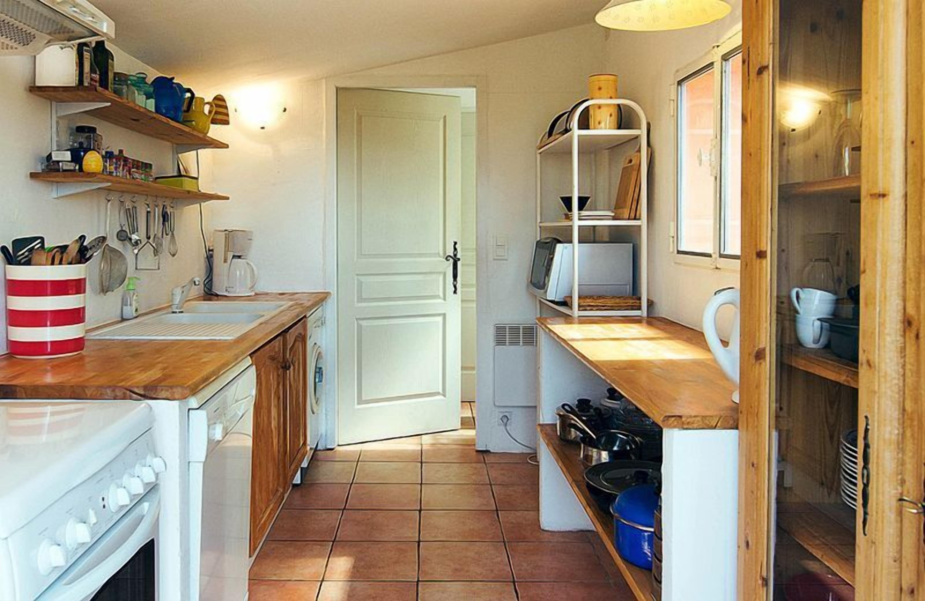 Comfort Cottage, Patio, Garden View | Private kitchen