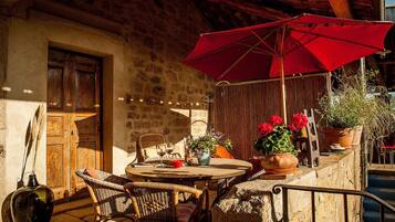 Family Cottage, Patio, Mountain View | Terrace/patio